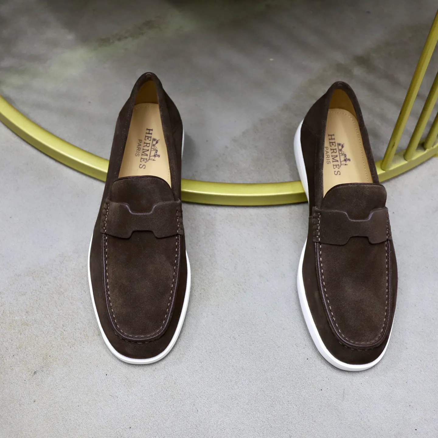 Ex-factory price: 540💰Hermès/Hermès slip-on men's shoes. This shoe is made of imported cow suede leather, with simple and smooth lines, and a 3CM rubber foam ultra-light sole combined with aerodynamic design! Youthful and fashionable, H button decoration, contrasting leather embellishment on the heel, calf lining to gently wrap your feet, with embossed logo cowhide feet, leather rock strips, casual and urban style, highlighting youthful vitality, sports and leisure version, super versatile Size number: 38-39-40-41-42-43-44 Standard leather shoe size (45 can be customized but does not support returns)